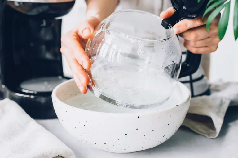 how much distilled vinegar to clean coffee maker