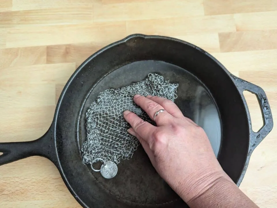 how to fix rusted cast iron pan