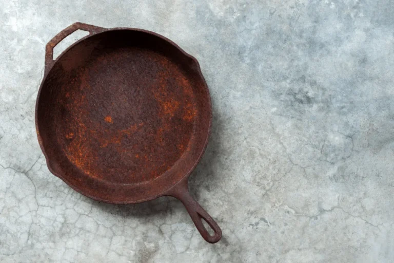 how to remove rust from lodge cast iron