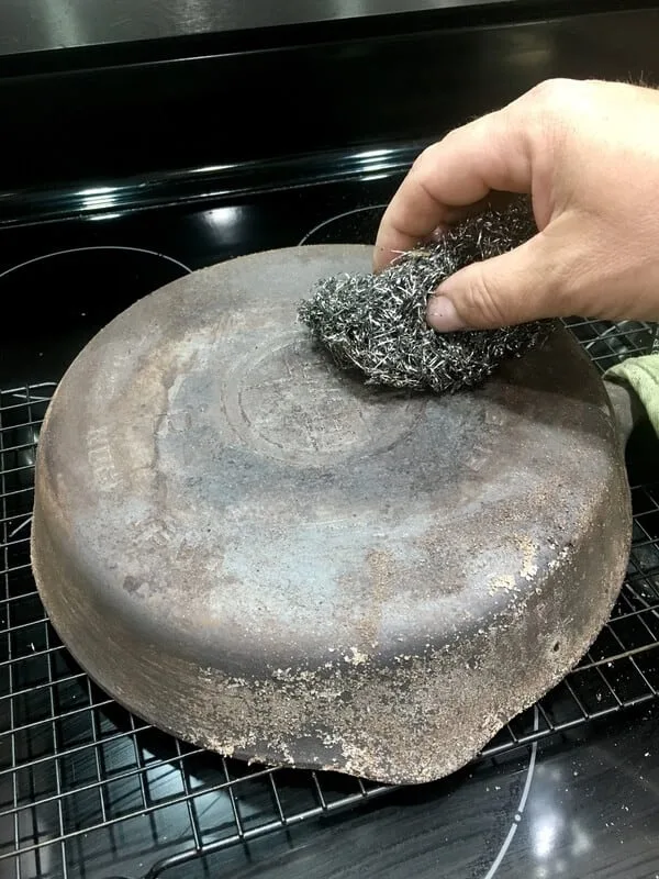 how to remove rust in cast iron